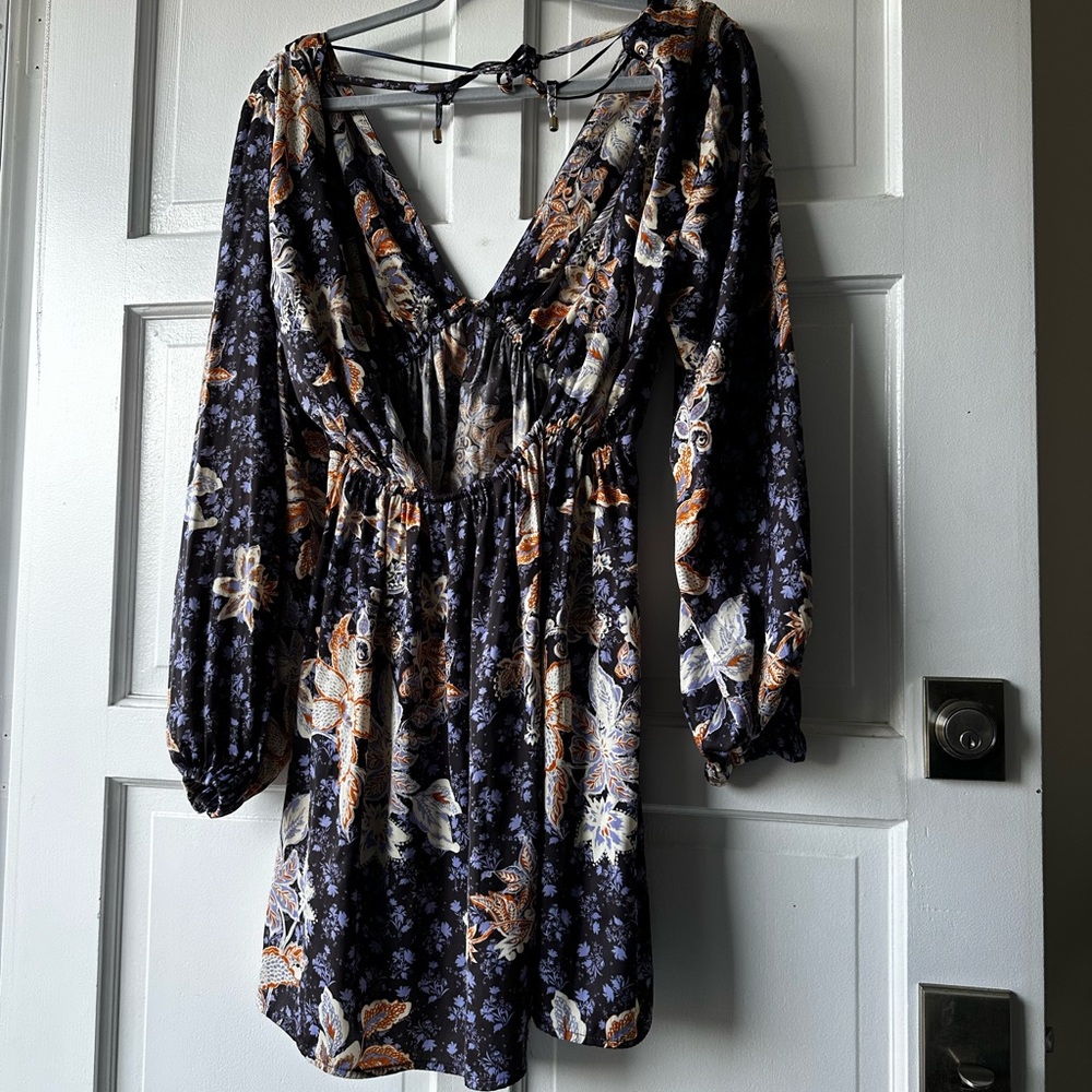 Soli Floral Print Plunging V-Neck Long Blouson Cut-Out Back Detail Mini Dress